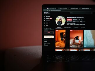 Un ordinateur portable posé sur une table