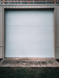 porte blanche enroulable fermée