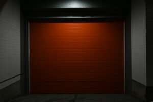 porte en bois marron avec lumière orange