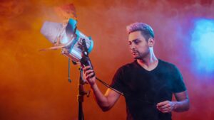 une personne tenant un microphone