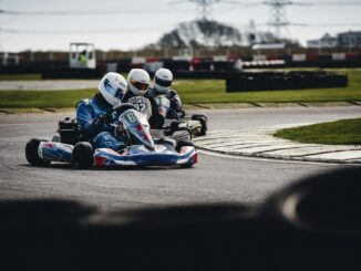 course de karting à trois