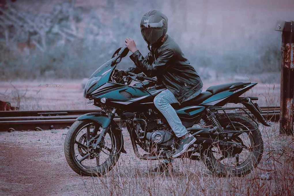 Personne en moto sur une route déserte, champ à l'arrière-plan