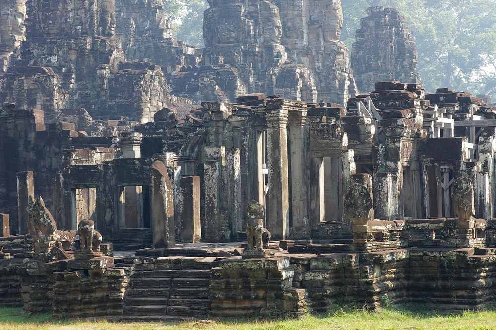 Temple d'Angkor au lever du soleil avec ses tours en pierre